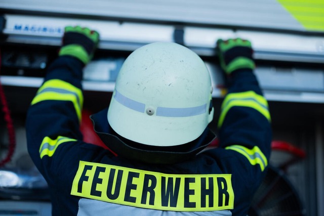 Die Feuerwehr löschte die Tonnen (Symbolfoto). | Foto: Rolf Vennenbernd (dpa) Die Feuerwehr löschte die Tonnen (Symbolfoto). | Foto: Rolf Vennenbernd (dpa)