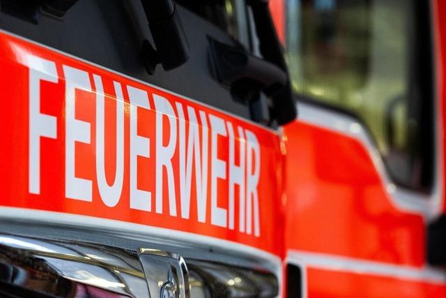 Traktor gert in Brand, Strae gesperrt