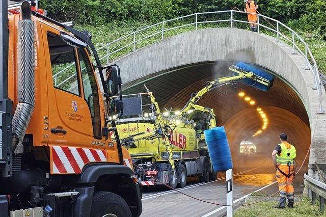 In einer Hauruck-Aktion wird der Tunnel der B317 zwischen Zell und Schopfheim gereinigt