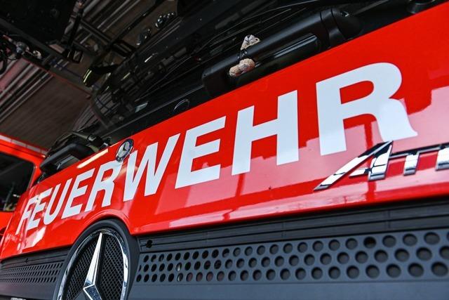 Sieben Mllcontainer werden in Steinen bei einem Garagenbrand beschdigt