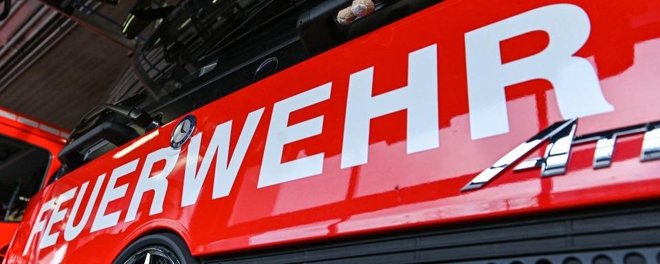 Sieben Mllcontainer werden in Steinen bei einem Garagenbrand beschdigt