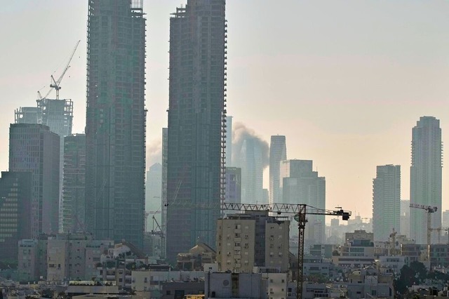 Rauch steigt nach einem iranischen Raketenangriff in Tel Aviv auf. | Foto: Leo Correa (dpa) Rauch steigt nach einem iranischen Raketenangriff in Tel Aviv auf. | Foto: Leo Correa (dpa)