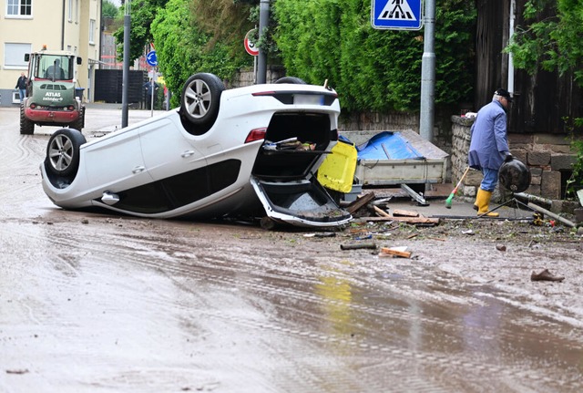Im Süden Deutschlands hat es vor gut e... viele Autos zerstört oder beschädigt. | Foto: Bernd Weißbrod (dpa) Im Süden Deutschlands hat es vor gut e... viele Autos zerstört oder beschädigt. | Foto: Bernd Weißbrod (dpa)