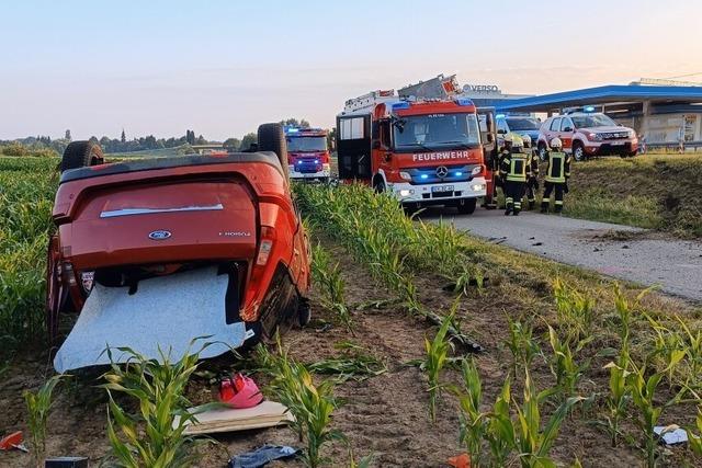Fahrzeug überschlägt sich auf der B3 bei Denzlingen