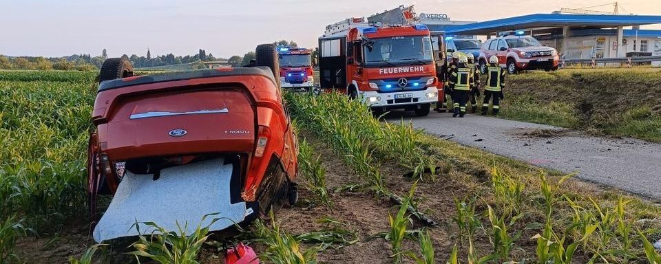 Fahrzeug berschlgt sich auf der B3 bei Denzlingen
