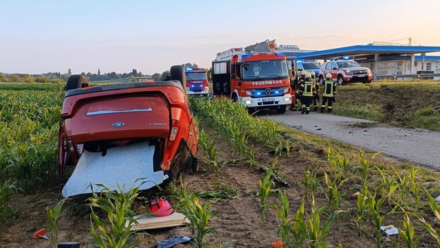 Auf dem Dach und in einem Maisacker li...inem Unfall auf der B3 bei Denzlingen. | Foto: Feuerwehr Denzlingen Auf dem Dach und in einem Maisacker li...inem Unfall auf der B3 bei Denzlingen. | Foto: Feuerwehr Denzlingen