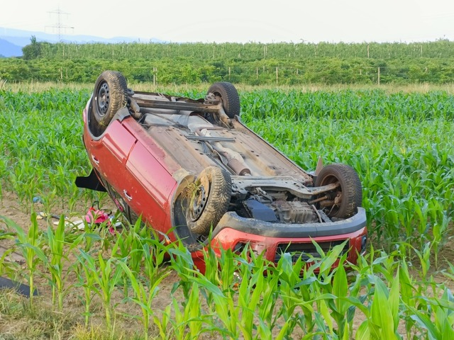 Auf dem Dach und in einem Maisacker li...inem Unfall auf der B3 bei Denzlingen. | Foto: Feuerwehr Denzlingen Auf dem Dach und in einem Maisacker li...inem Unfall auf der B3 bei Denzlingen. | Foto: Feuerwehr Denzlingen