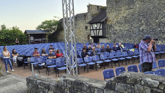So also geht Theater: BZ-Leserinnen un...ren bei den Burgfestspielen zu Besuch. | Foto: Beate Baur So also geht Theater: BZ-Leserinnen un...ren bei den Burgfestspielen zu Besuch. | Foto: Beate Baur