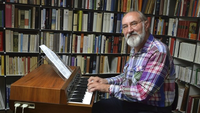 Norbert Linden ist begeistert von dem ganz besonderen Klang seiner Rhrenorgel.  | Foto: Christiane Sahli