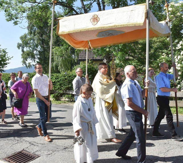 Pfarrer Claudius Duffner unter dem Bal...ronleichnamsprozession durch Breitnau. | Foto: Thomas Biniossek Pfarrer Claudius Duffner unter dem Bal...ronleichnamsprozession durch Breitnau. | Foto: Thomas Biniossek