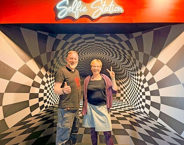 Fr Besucher neue Selfio-Station. Auf ...ausener Holzbildhauer Simon Stiegeler.  | Foto: ProvaT