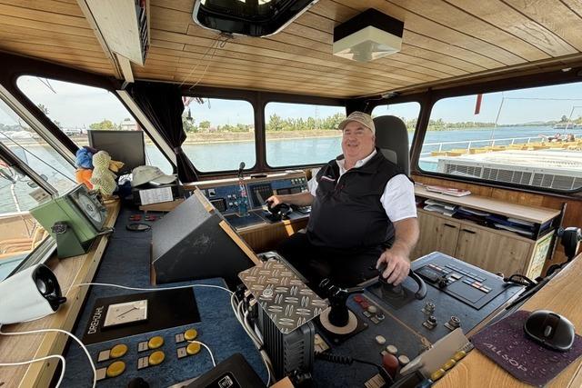 Tobias Bertsch aus Breisach ist auf dem Rhein Schiffskapitn und Tourist-Guide zugleich