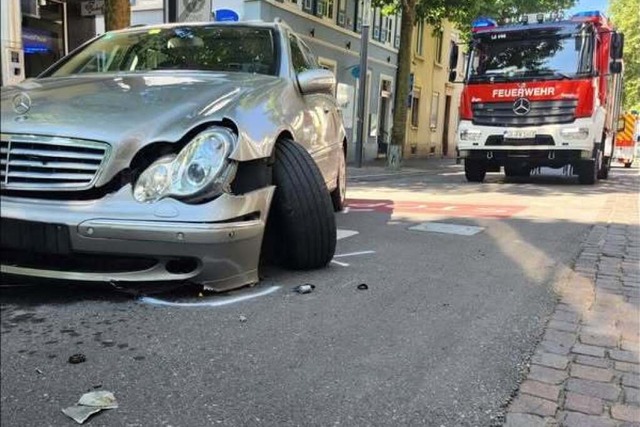 Der Mercedes wurde stark beschädigt. | Foto: Feuerwehr Lörrach Der Mercedes wurde stark beschädigt. | Foto: Feuerwehr Lörrach