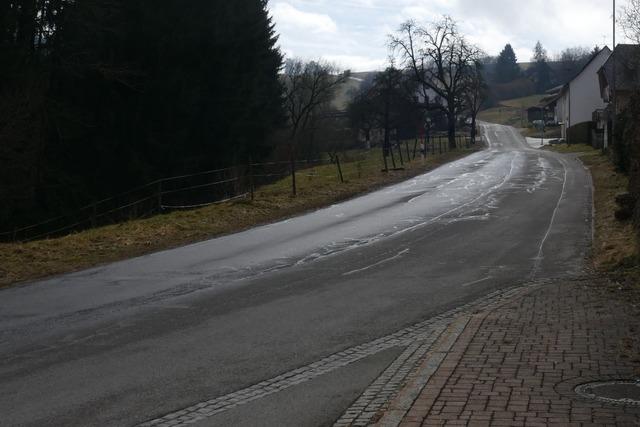In Wellendingen gert ein Lkw auf die Gegenspur und kollidiert mit einem Ford