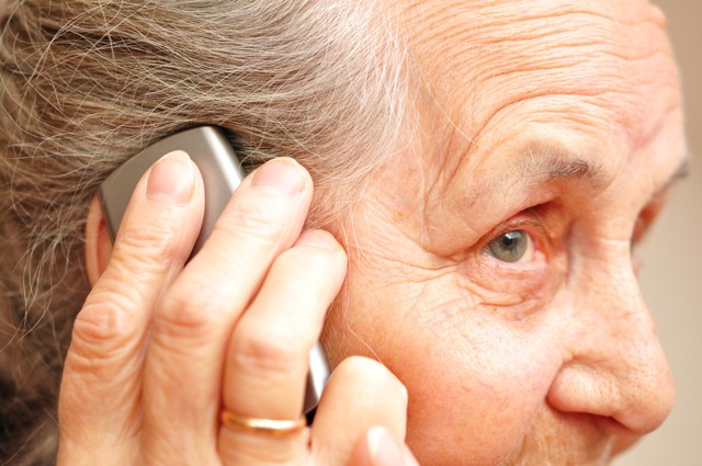 Die Polizei am Telefon? Im Hochschwarz...ibeamten angerufen. Es waren Betrüger. | Foto: photocrew (stock.adobe.com) Die Polizei am Telefon? Im Hochschwarz...ibeamten angerufen. Es waren Betrüger. | Foto: photocrew (stock.adobe.com)