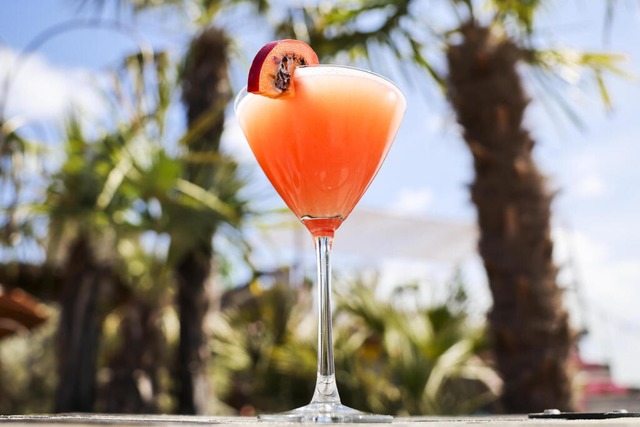 Ein Pornstar Martini steht auf einem T...in einer Strandbar am Hamburger Hafen. | Foto: Christian Charisius (dpa) Ein Pornstar Martini steht auf einem T...in einer Strandbar am Hamburger Hafen. | Foto: Christian Charisius (dpa)