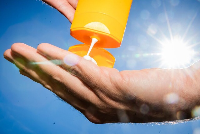 Sonnenschutzprodukte sind bei jüngeren Menschen schwer angesagt. | Foto: Christoph Soeder (dpa) Sonnenschutzprodukte sind bei jüngeren Menschen schwer angesagt. | Foto: Christoph Soeder (dpa)