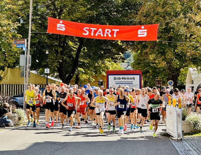 Der Startschuss zum Belchen-Berglauf e...824 Höhenmeter hinauf auf den Belchen. | Foto: Turn- und Sportfreunde Schönau Der Startschuss zum Belchen-Berglauf e...824 Höhenmeter hinauf auf den Belchen. | Foto: Turn- und Sportfreunde Schönau