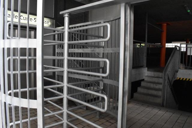 Blockiert ein Drehkreuz vor einem Parkhauslift in Lrrach den Zugang fr Rollstuhlfahrer?