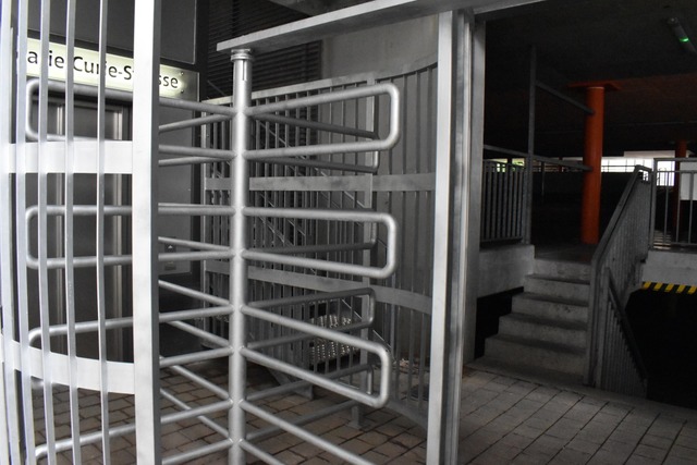 In der Marie-Curie-Strae steht ein Dr... vor dem Lift, der ins Parkhaus fhrt.  | Foto: Thomas Loisl Mink