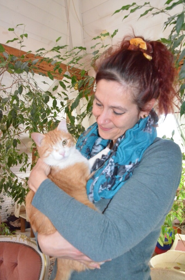 Katharina Gimmi mit einer Katze, die auf einem Auge blind ist. | Foto: Gabriele Rasenberger Katharina Gimmi mit einer Katze, die auf einem Auge blind ist. | Foto: Gabriele Rasenberger