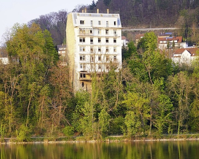 Das Rheinschloss an der Waldshuter Rheinpromenade steht schon lange Zeit leer. | Foto: Gerard, Roland Das Rheinschloss an der Waldshuter Rheinpromenade steht schon lange Zeit leer. | Foto: Gerard, Roland