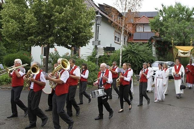 Prozession von der Kirche zum Feuerwehr-Hock