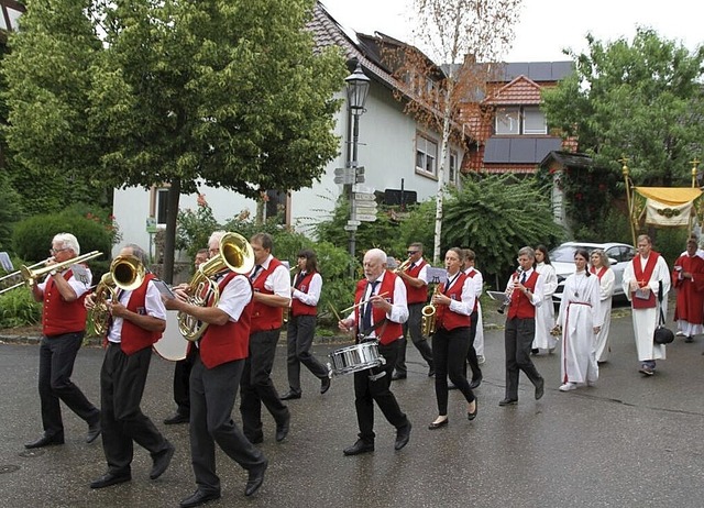 Zum Vitus-Fest am vergangenen Sonntag ...e Glubigen mit Musik durch Amoltern.   | Foto: Roland Vitt
