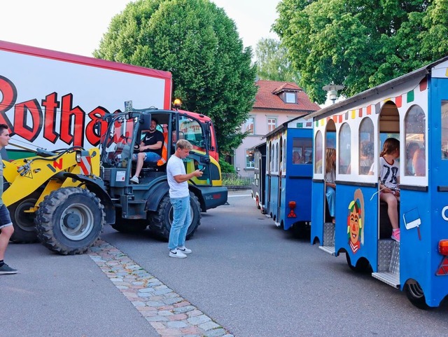 Die Zufahrt zur Dorffestmeile Grafenha...t, das Bähnle durfte aber durchfahren. | Foto: Wilfried Dieckmann Die Zufahrt zur Dorffestmeile Grafenha...t, das Bähnle durfte aber durchfahren. | Foto: Wilfried Dieckmann