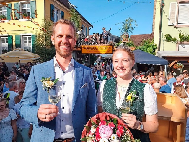 Weinprinzessin Pia Probst und Bürgerme... gegen 18 Uhr am Freitag die Weintage. | Foto: Christine Weirich Weinprinzessin Pia Probst und Bürgerme... gegen 18 Uhr am Freitag die Weintage. | Foto: Christine Weirich