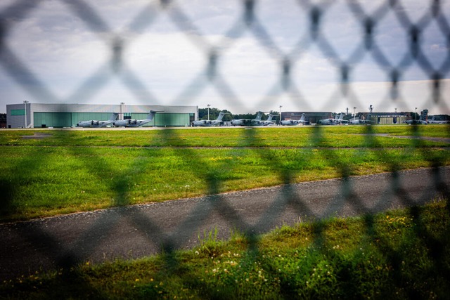 Zahlreiche Transportflugzeuge vom Typ ...der Region Hannover hinter einem Zaun. | Foto: Moritz Frankenberg (dpa) Zahlreiche Transportflugzeuge vom Typ ...der Region Hannover hinter einem Zaun. | Foto: Moritz Frankenberg (dpa)