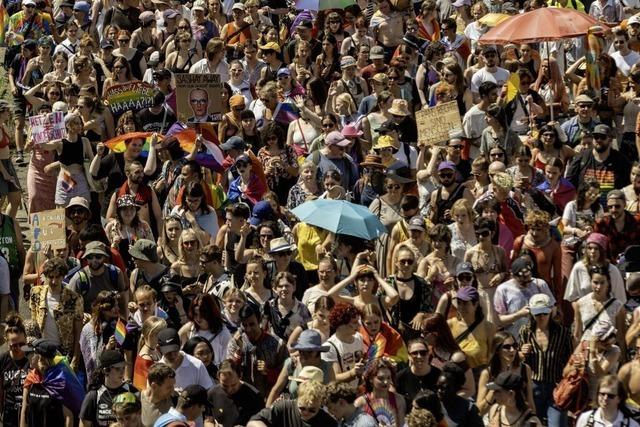 CSD in Freiburg: Queere Community feiert mit Netz, Nylon und viel nackter Haut