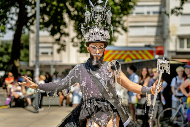 Fotos: CSD 2025 in Freiburg - die tollsten Outfits, die besten Schilder und ganz viele feiernde Menschen