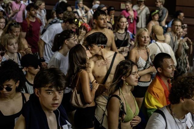 CSD in Freiburg: Queere Community feiert mit Netz, Nylon und viel nackter Haut