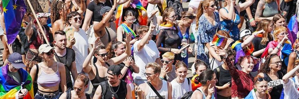 CSD in Freiburg: Queere Community feiert mit Netz, Nylon und viel nackter Haut