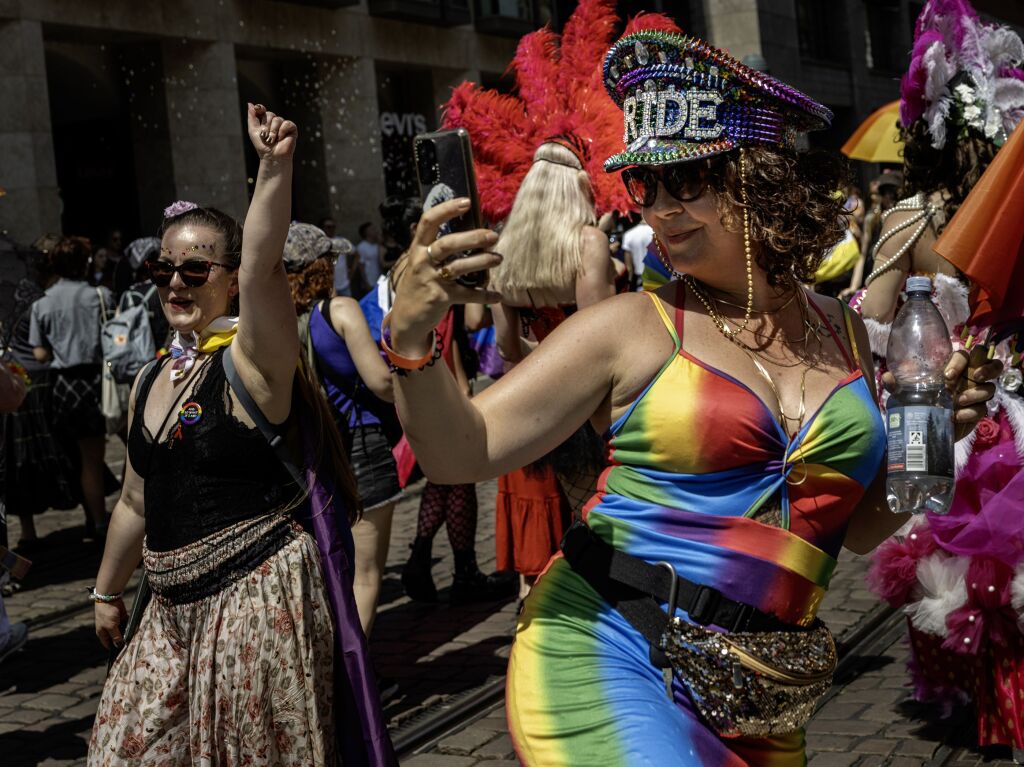 Tausende Menschen liefen und tanzten beim CSD 2025 durch die Freiburger Hitze. Mit dabei: kreative Outfits, viel Wasser und beste Laune.