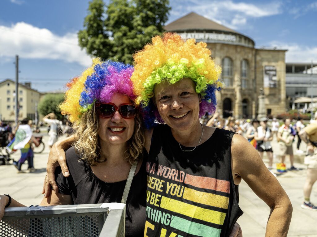 Tausende Menschen liefen und tanzten beim CSD 2025 durch die Freiburger Hitze. Mit dabei: kreative Outfits, viel Wasser und beste Laune.