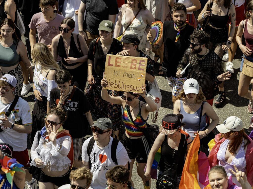 Tausende Menschen liefen und tanzten beim CSD 2025 durch die Freiburger Hitze. Mit dabei: kreative Outfits, viel Wasser und beste Laune.