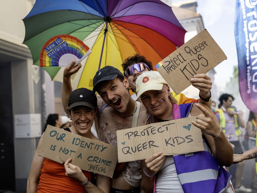 Tausende Menschen liefen und tanzten beim CSD 2025 durch die Freiburger Hitze. Mit dabei: kreative Outfits, viel Wasser und beste Laune.