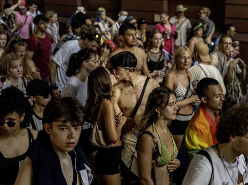 Tausende Menschen liefen und tanzten beim CSD 2025 durch die Freiburger Hitze. Mit dabei: kreative Outfits, viel Wasser und beste Laune.