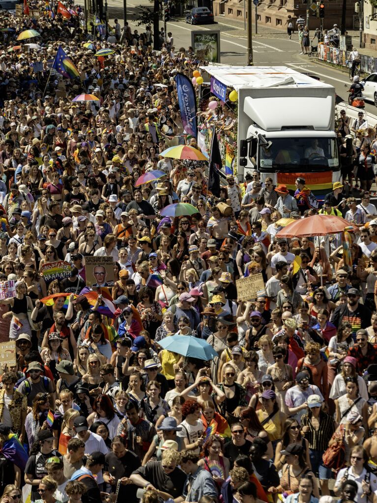Tausende Menschen liefen und tanzten beim CSD 2025 durch die Freiburger Hitze. Mit dabei: kreative Outfits, viel Wasser und beste Laune.