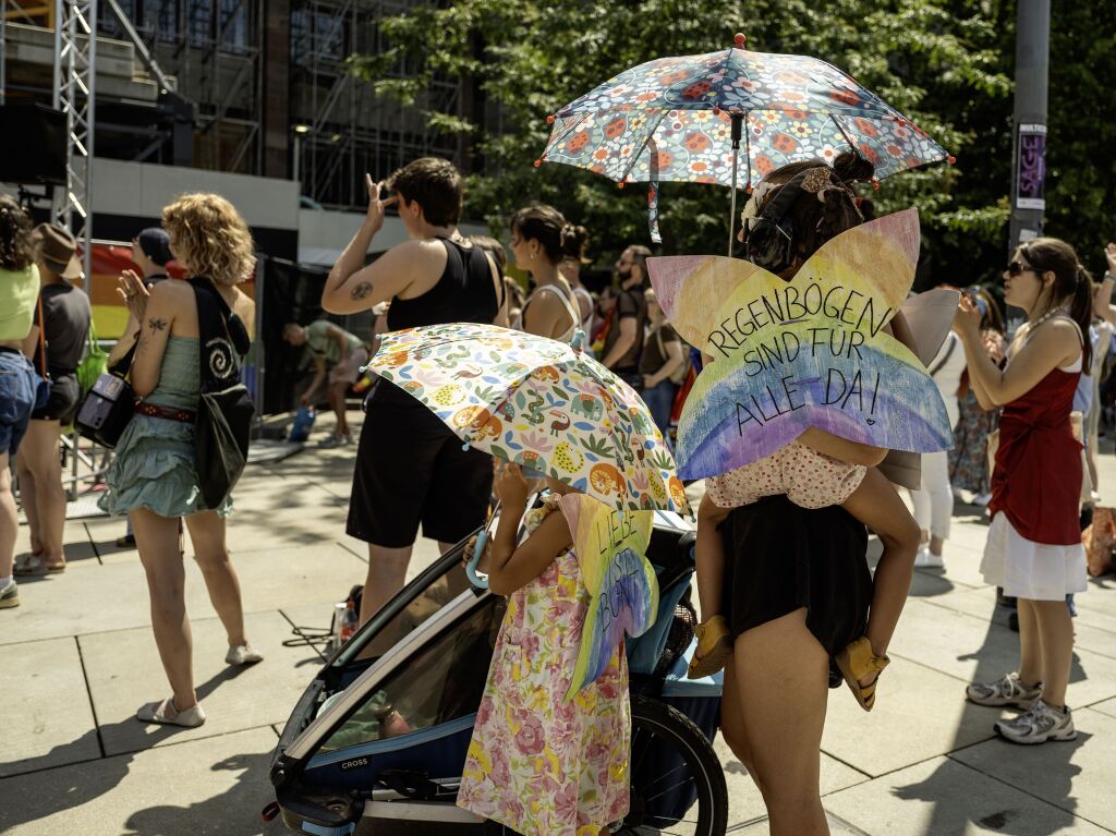 Tausende Menschen liefen und tanzten beim CSD 2025 durch die Freiburger Hitze. Mit dabei: kreative Outfits, viel Wasser und beste Laune.