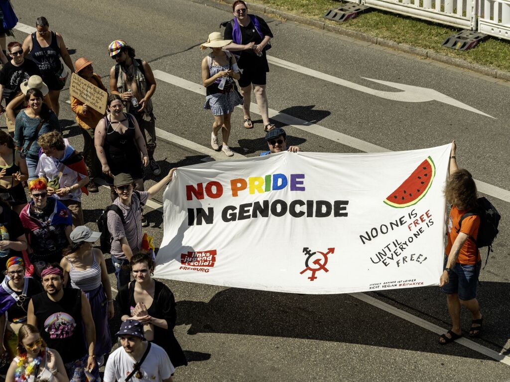 Tausende Menschen liefen und tanzten beim CSD 2025 durch die Freiburger Hitze. Mit dabei: kreative Outfits, viel Wasser und beste Laune.