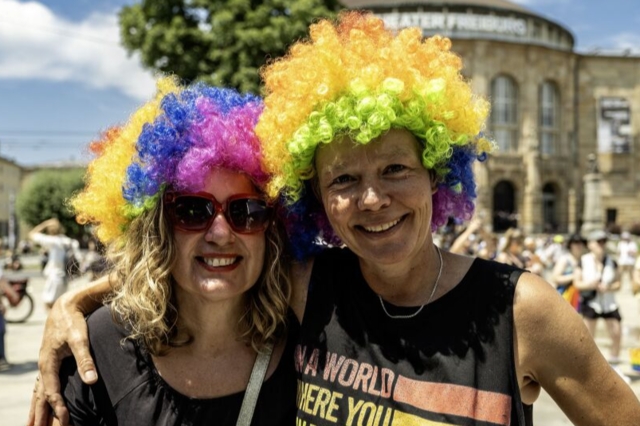 Fotos: CSD 2025 in Freiburg - die tollsten Outfits, die besten Schilder und ganz viele feiernde Menschen