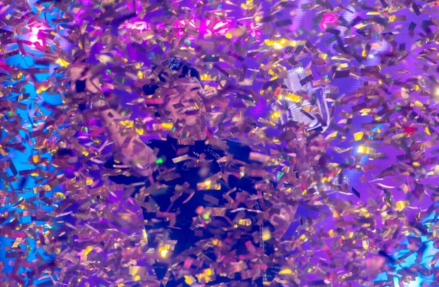 Auch drei goldene Konfettischnipsel wurden in der ESC-Memory-Box abgegeben.  | Foto: Jens Bttner (dpa)