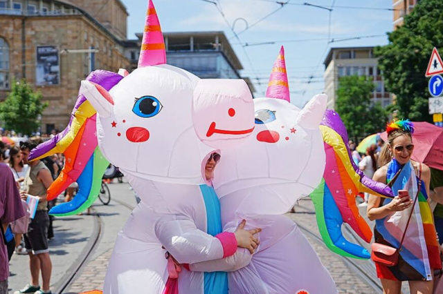Fotos: CSD 2025 in Freiburg - die tollsten Outfits, die besten Schilder und ganz viele feiernde Menschen