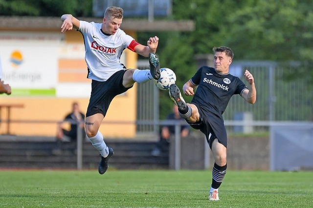 „Wir haben uns nicht gewehrtR...ebis (links) gegen Yanik Brucker (FCE) | Foto: Gerd Gründl „Wir haben uns nicht gewehrtR...ebis (links) gegen Yanik Brucker (FCE) | Foto: Gerd Gründl