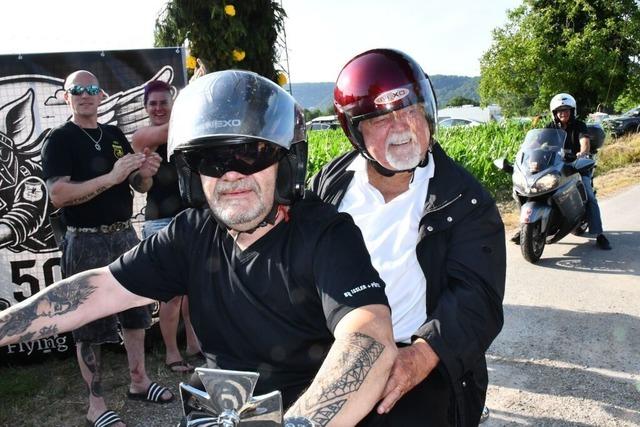 Grenzach-Wyhlener Biker holen den Altbrgermeister mit einer Harley-Davidson ab