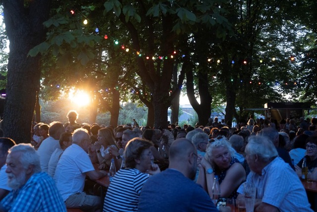 Die zahlreichen Gäste genossen die Som...Johannisfest im Stadtpark am Wuhrloch. | Foto: Volker Münch Die zahlreichen Gäste genossen die Som...Johannisfest im Stadtpark am Wuhrloch. | Foto: Volker Münch