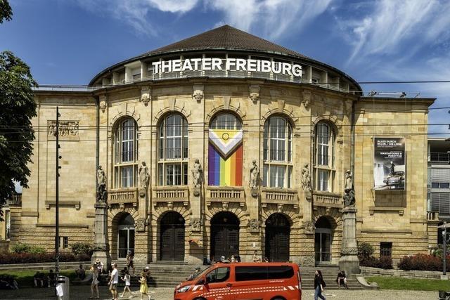 Schnes Spektakel: Regenbogenflaggen auf Freiburgs Theaterbhne